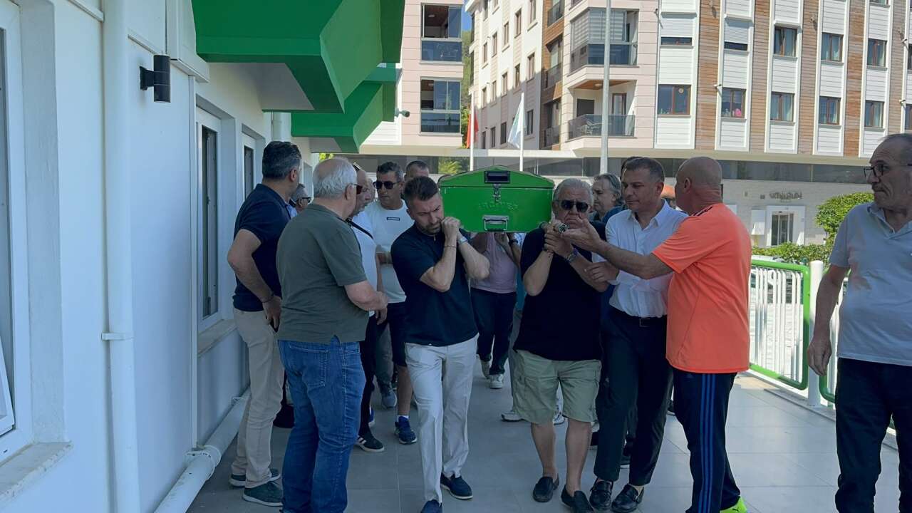 Akın Çavaş’ın Naaşı Muğlaspor Tesislerinde Karşılandı: Duygu Dolu Anlar Yaşandı 5